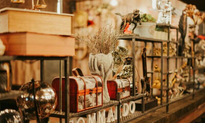 boutique de d&eacute;coration &eacute;clair&eacute;e par une lumi&egrave;re chaude