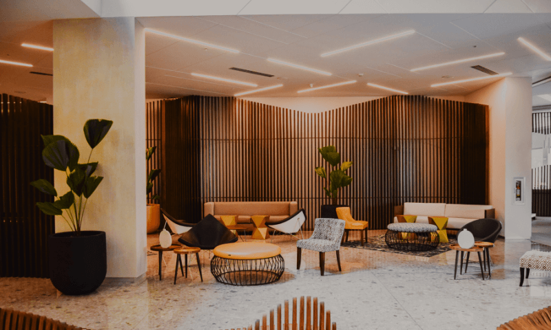 recepci&oacute;n de hotel iluminada