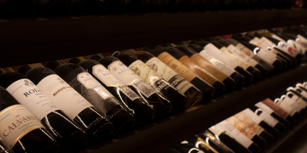 expositor de botellas iluminado