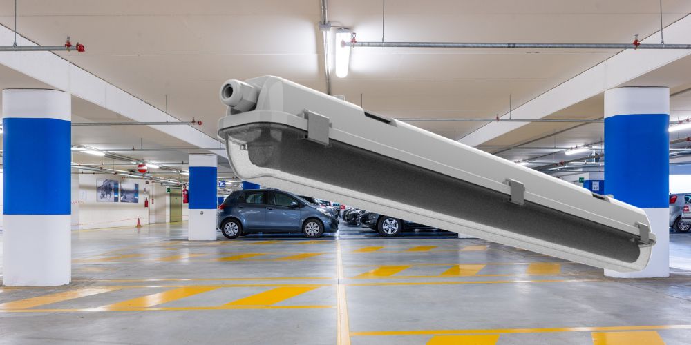 Parking intérieur avec éclairage LED résistant à l'humidité mis en avant.