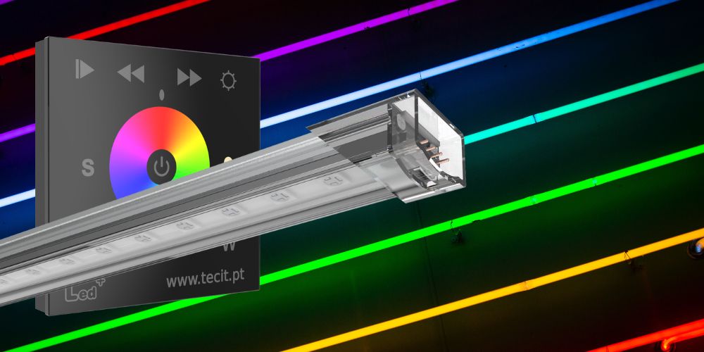 Contrôleur LED RGB et barre d'éclairage LED devant un fond de lumières colorées.