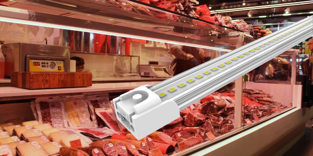 Comptoir de charcuterie et fromages avec éclairage LED mis en avant pour vitrines réfrigérées.