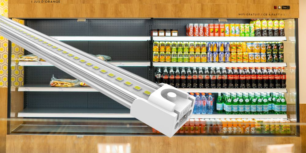Rayon réfrigéré de supermarché avec boissons et sandwiches, mettant en avant une barre d'éclairage LED pour vitrines.
