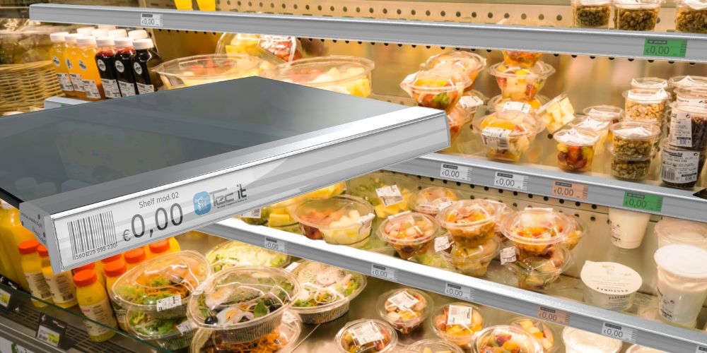 Rayon réfrigéré de supermarché avec salades emballées et porte-étiquettes Shelf LED en avant.