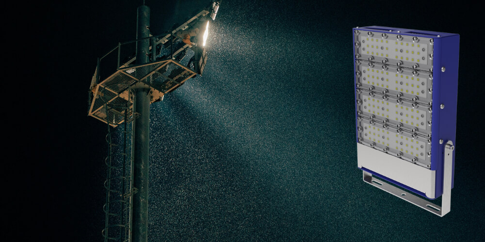 Entrepôt éclairé par projecteurs LED industriels, mettant en avant un projecteur LED modulaire.