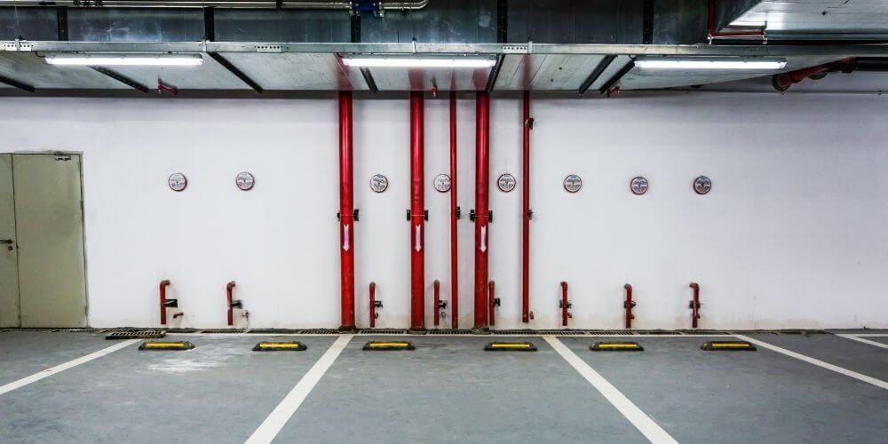 Armadura LED de exterior instalada em parque de estacionamento