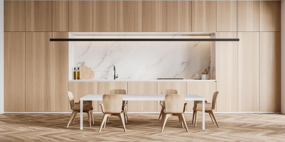 Armadura linear LED suspensa sobre mesa de sala de jantar