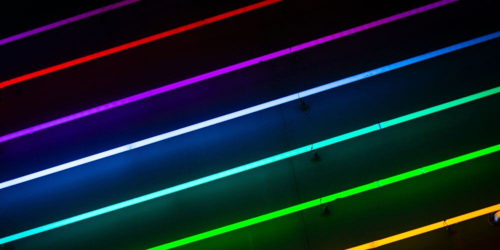 Várias barras LED RGB com luzes de várias cores