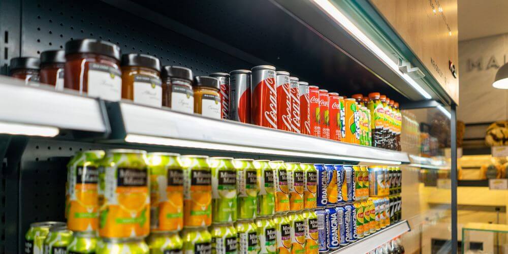 Expositor de bebidas refrigerado e iluminado com barra LED