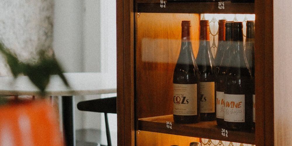 Armário de vinho iluminado