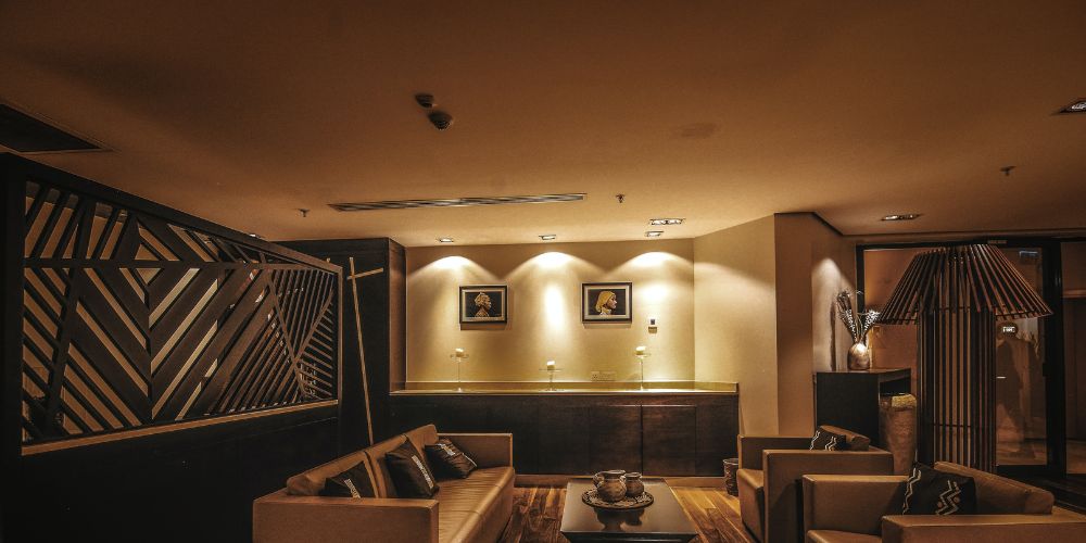 Sala de estar com iluminação de destaque de quadros na parede