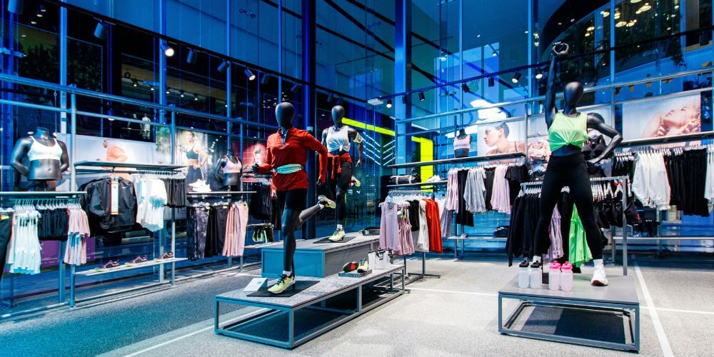 Loja de produtos de desporto iluminada com projetores de calha