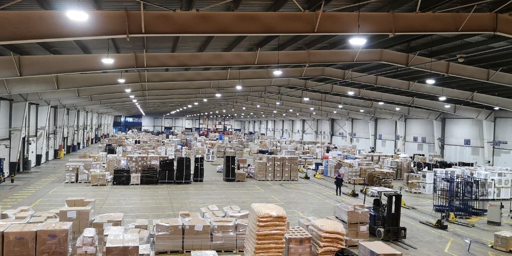 almacén iluminado con campanas Dynamic